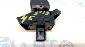 Butonul frânei de mână de la un Ford Fusion mk5 17-20 s-a slăbit, iar cromul este umflat.