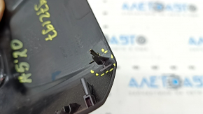 Capacul oglinzii interioare pentru Audi A5 F5 18-25 este negru și are elementele de fixare rupte.