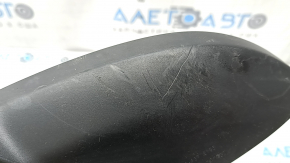 Garnitura inferioară a oglinzii laterale stângi a modelului Audi A5 F5 18-25 5D are elemente de fixare rupte și zgârieturi.