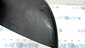 Garnitura inferioară a oglinzii laterale stângi a modelului Audi A5 F5 18-25 5D are elemente de fixare rupte și zgârieturi.