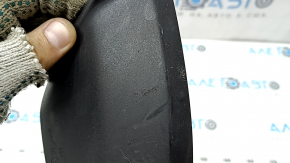 Garnitura inferioară a oglinzii laterale stângi a modelului Audi A5 F5 18-25 5D are elemente de fixare rupte și zgârieturi.