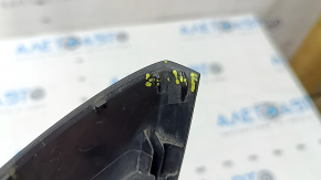 Garnitura inferioară a oglinzii laterale stângi a modelului Audi A5 F5 18-25 5D are elemente de fixare rupte și zgârieturi.