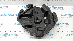 Spuma de sub unealta Subaru Forester 25-26 este ruptă.