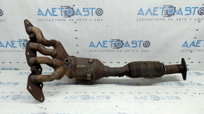 Galeria de evacuare cu convertor catalitic de la un Ford Fusion mk5 17-20 hibrid este ruginită, iar plasa este ruptă.