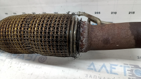 Galeria de evacuare cu convertor catalitic de la un Ford Fusion mk5 17-20 hibrid este ruginită, iar plasa este ruptă.