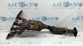 Galeria de evacuare cu convertor catalitic de la un Ford Fusion mk5 17-20 hibrid este ruginită, iar plasa este ruptă.