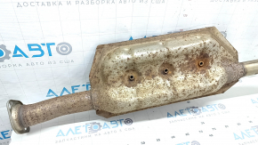 Secțiunea din mijloc a țevii de eșapament a unui Subaru Forester 25-26 este ruginită.