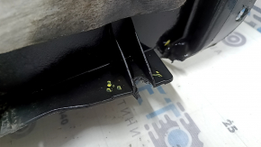 Căptușeala aripii stânga față a unui Ford Fusion mk5 17-20 este ruptă și uzată.