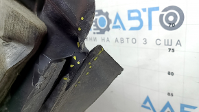 Căptușeala aripii stânga față a unui Ford Fusion mk5 17-20 este ruptă și uzată.