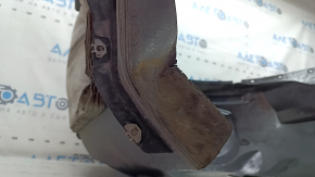 Căptușeala aripii stânga față a unui Ford Fusion mk5 17-20 este ruptă și uzată.