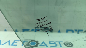 Geamul ușii din față dreapta a unui Toyota Highlander 20- triplex