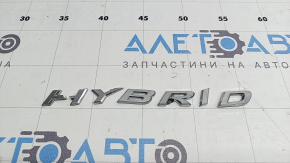 Emblema cu inscripția HYBRID de pe ușa spate dreapta a unui Lexus UX250h 19-22 este ruptă. Litera „H” este ruptă.