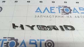 Emblema cu inscripția HYBRID de pe ușa spate dreapta a unui Lexus UX250h 19-22 este ruptă. Litera „H” este ruptă.
