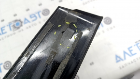 Ornamentele ușii laterale dreapta față de la un Lexus UX 19-26 lipsesc, elementul de fixare este rupt și sunt acoperite cu lipici.