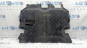 Apărătoarea motorului față pentru un Mercedes W213 E 17-23 AWD este crăpată și uzată, fără fragmente.