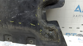 Apărătoarea motorului față pentru un Mercedes W213 E 17-23 AWD este crăpată și uzată, fără fragmente.