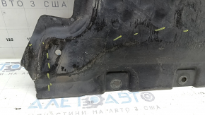 Apărătoarea motorului față pentru un Mercedes W213 E 17-23 AWD este crăpată și uzată, fără fragmente.