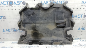 Apărătoarea motorului față pentru un Mercedes W213 E 17-23 AWD este crăpată și uzată, fără fragmente.