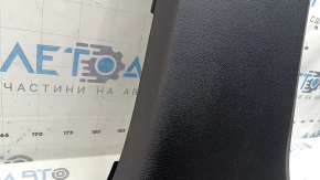 Накладка центральной стойки нижняя правая Kia Sorento 21-26 HEV, PHEV черная, царапины
