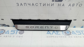 Накладка порога наружная задняя левая Kia Sorento 21-23 HEV черная, с хром вставкой, царапины