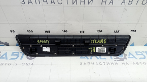 Накладка порога наружная задняя левая Kia Sorento 21-23 HEV черная, с хром вставкой, царапины