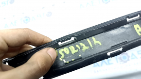 Grilă bară spate Kia Sorento 21-26 HEV, PHEV, negru lucios, fragmente lipsă, elemente de fixare rupte, crăpată