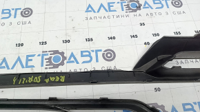 Ornament inferior bară spate argintie Kia Sorento 21-24 HEV, PHEV, spart, crăpat, fragmente lipsă, elemente de fixare rupte