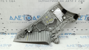 Накладка задней стойки за форточкой левая Kia Sorento 21-26 HEV, PHEV под динамик, серая,  царапины, побелел пластик, сломано крепление