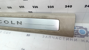 Накладка порога передняя правая Lincoln MKZ 17-20 хром с подсветкой, бежевая, царапины, под чистку