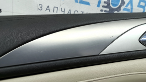 Обшивка двери карточка задняя левая Lincoln MKZ 17-20 бежевая, с бежевой вставкой кожа, подлокотник бежевая кожа, молдинг серый, верхняя часть коричневая, с ручкой, надрыв, под химчистку