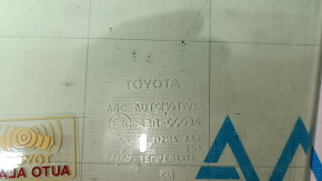 Стекло двери передней правой Toyota Rav4 19-25 желтый оттенок
