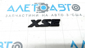 Эмблема надпись "XSE" двери багажника Toyota Rav4 19-25 черный глянец, скол