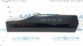 Накладка двери нижняя задняя правая Toyota Rav4 19-25 черный глянец, песок, царапины