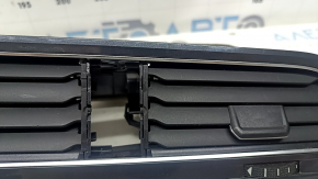 Накладка торпеды центральная VW Tiguan 18-22 графит, с воздуховодами, царапины, сломана направляйка