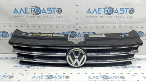 Решетка радиатора grill VW Tiguan 18-19 с эмблемой, 3 хром полоски, сверху черный глянец, сколы