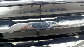 Решетка радиатора grill VW Tiguan 18-19 с эмблемой, 3 хром полоски, сверху черный глянец, сколы