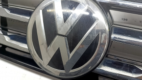 Решетка радиатора grill VW Tiguan 18-19 с эмблемой, 3 хром полоски, сверху черный глянец, сколы