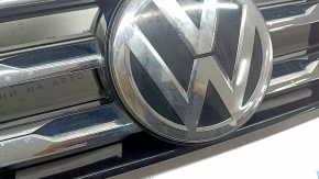 Решетка радиатора grill VW Tiguan 18-19 с эмблемой, 3 хром полоски, сверху черный глянец, сколы