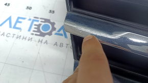 Решетка радиатора grill VW Tiguan 18-19 с эмблемой, 3 хром полоски, сверху черный глянец, сколы