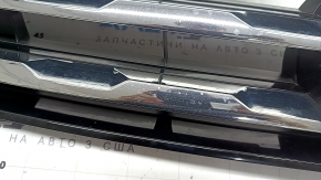 Решетка радиатора grill VW Tiguan 18-19 с эмблемой, 3 хром полоски, сверху черный глянец, сколы