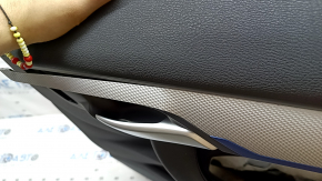 Обшивка двери карточка передняя правая BMW X1 F48 16-22 кожа Sensatec, черная, подлокотник и ручка кожа черная, молдинг алюминий с синей вставкой, с ручкой открывания хром, с подсветкой и сеткой динамика, потерта, погнут молдинг