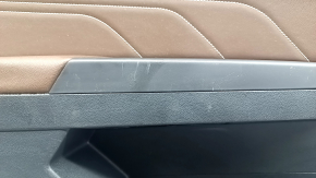 Обшивка двери карточка передняя левая VW Atlas 21-23 черная, коричневая кожа с белой строчкой, молдинг серый с вставкой под дерево, подлокотник кожа коричневая, с пищалкой, с ручкой хром, с накладками, царапины