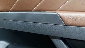 Обшивка двери карточка задняя правая VW Atlas 21-23 черная, коричневая кожа с белой строчкой, подлокотник кожа коричневая, со шторкой, пищалкой и ручкой хром, царапины, тычка