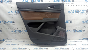 Обшивка двери карточка задняя левая VW Atlas 21-23 черная, коричневая кожа с белой строчкой, подлокотник кожа коричневая, со шторкой, пищалкой и ручкой хром, потерта, под химчистку