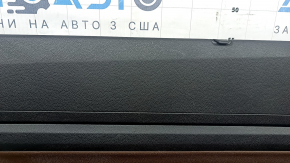 Обшивка двери карточка задняя левая VW Atlas 21-23 черная, коричневая кожа с белой строчкой, подлокотник кожа коричневая, со шторкой, пищалкой и ручкой хром, потерта, под химчистку