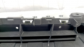 Rama grilei radiatorului Audi Q7 16-19 lipsește un fragment, prezintă crăpături și elemente de fixare rupte
