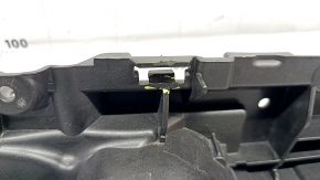 Rama grilei radiatorului Audi Q7 16-19 lipsește un fragment, prezintă crăpături și elemente de fixare rupte