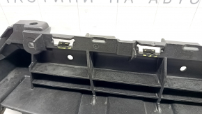 Rama grilei radiatorului Audi Q7 16-19 lipsește un fragment, prezintă crăpături și elemente de fixare rupte