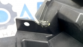 Rama grilei radiatorului Audi Q7 16-19 lipsește un fragment, prezintă crăpături și elemente de fixare rupte
