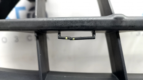 Rama grilei radiatorului Audi Q7 16-19 lipsește un fragment, prezintă crăpături și elemente de fixare rupte